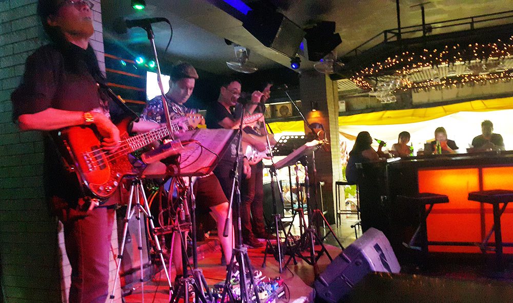 Vào bar nghe nhạc sống