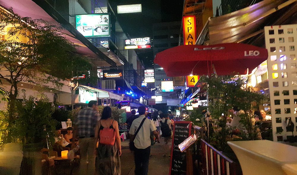 Các quán bar san sát trên khu silom