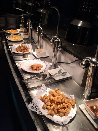 Buffet sang chảng tầng cao nhất tòa tháp Bayoke cao nhất Thái Lan. Mải ăn quá , quên mất tiêu chụp ảnh ?