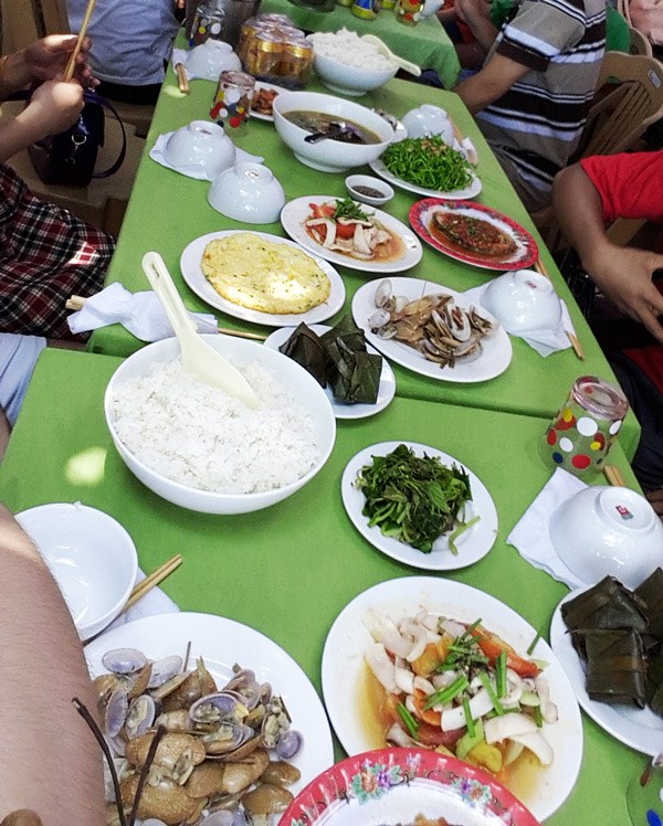 Cơm trưa phè phỡn