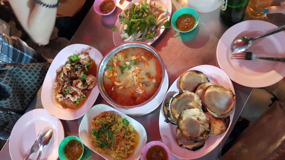 Hải sản là thứ không thể thiếu, mình ăn tại China town, quán Lek & Rut cạnh quán T & K. Giá một món trong khoảng 200 đến 300 bạt.