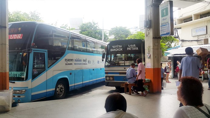 Cái xe xấu xấu bên phải kia đi Pattaya kìa