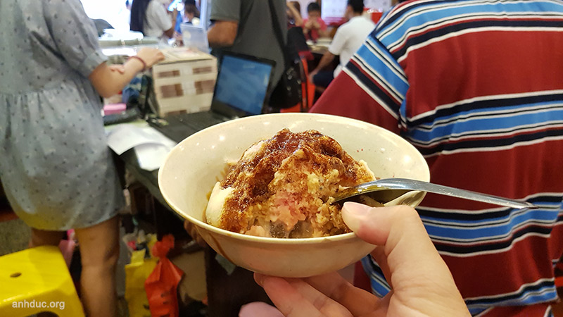 Ice Kacang - RM5 - Quán Jonker88, Malacca. Đây là món kem đá bào, có đủ mọi loại vị chuối, ngô, đậu đỏ, sữa đặc, siro màu hồng và thạch